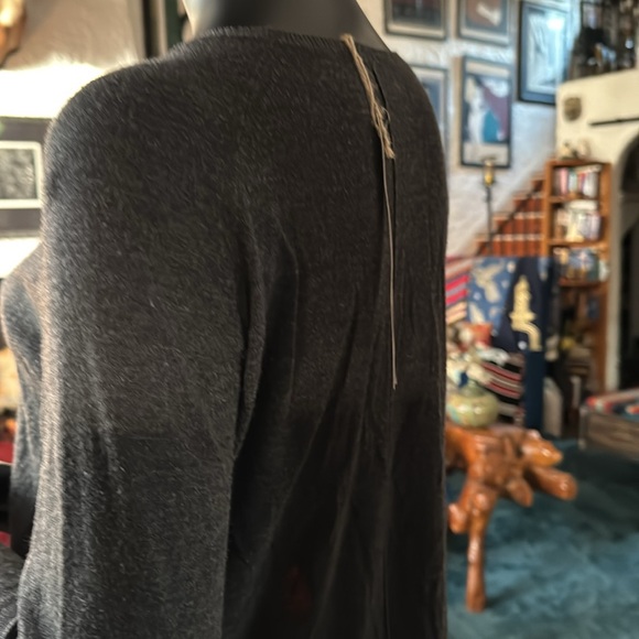 Long sleeved grey sweater with French graffiti. - Picture 5 of 7